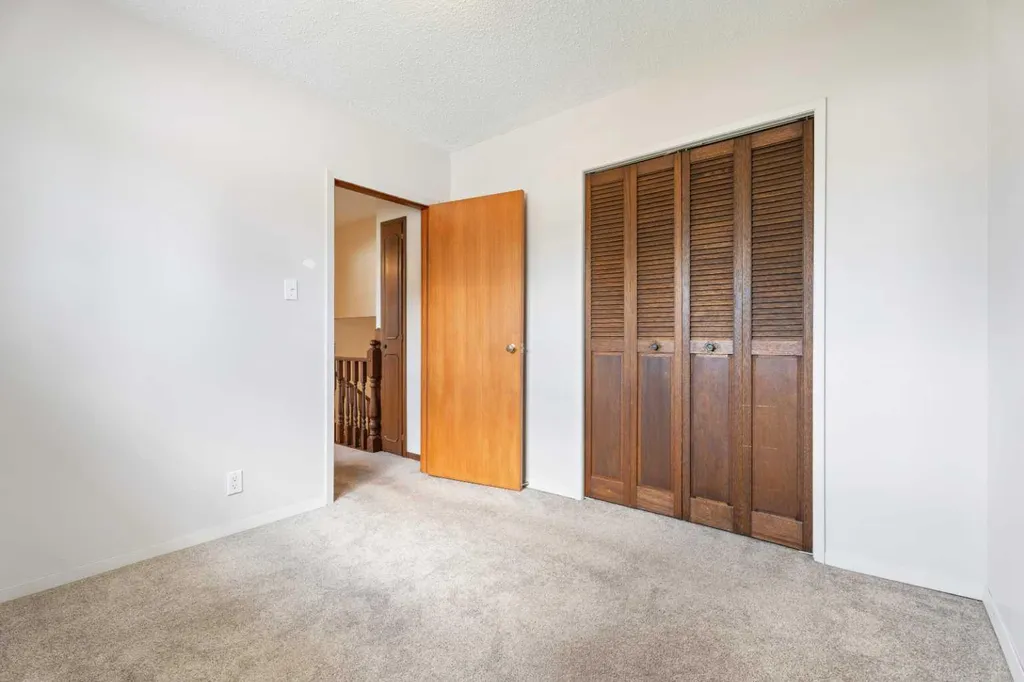 77 Winslow Crescent SW Calgary AB T3C 2R3