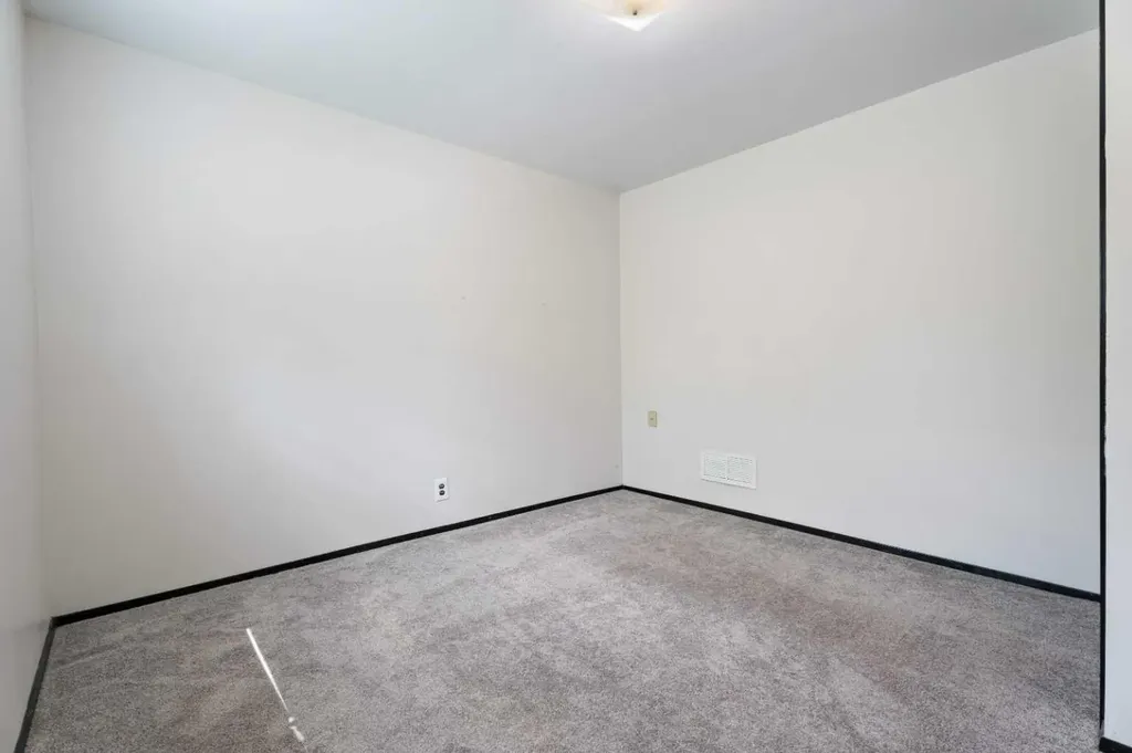 77 Winslow Crescent SW Calgary AB T3C 2R3