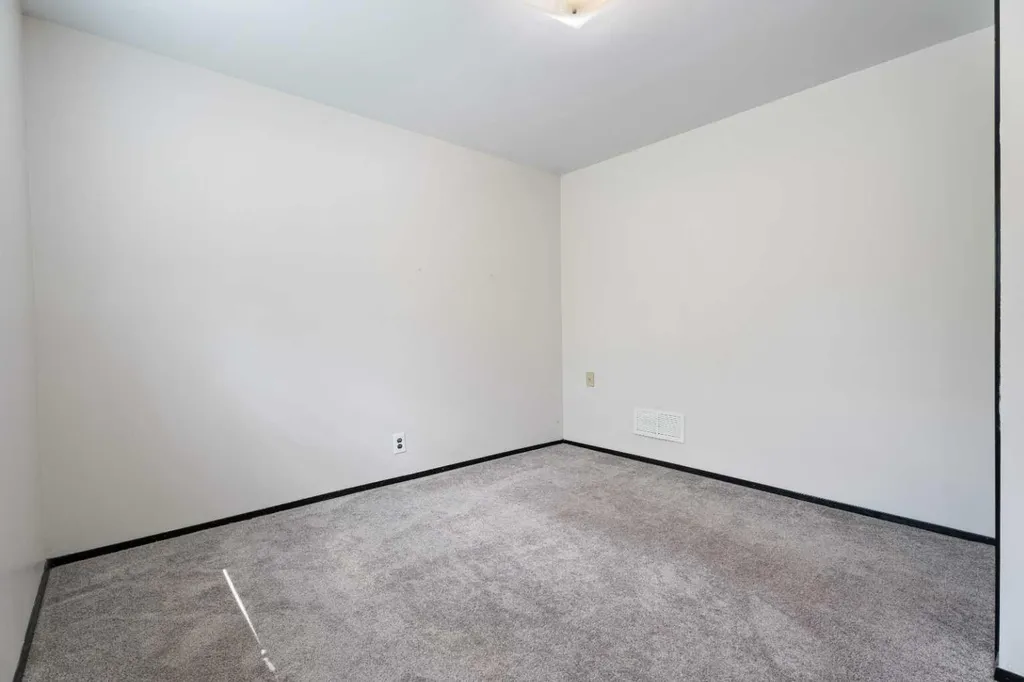 77 Winslow Crescent SW Calgary AB T3C 2R3