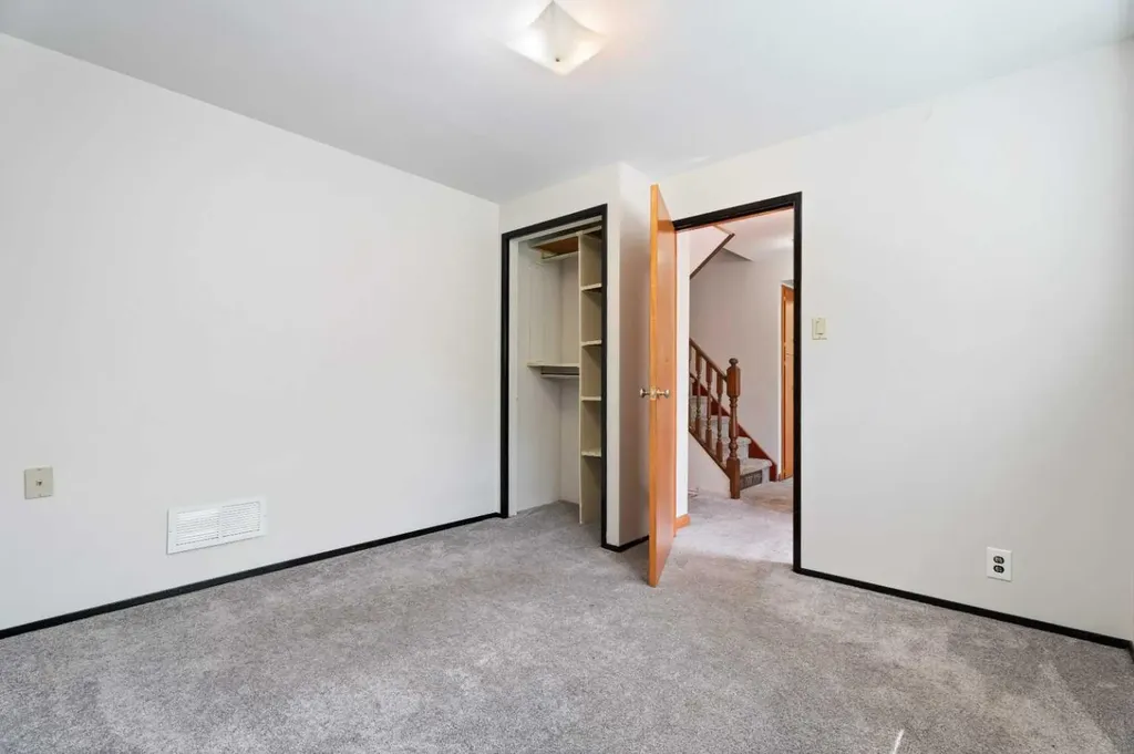 77 Winslow Crescent SW Calgary AB T3C 2R3