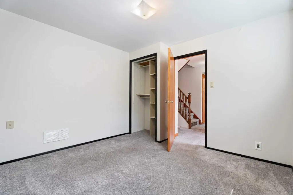77 Winslow Crescent SW Calgary AB T3C 2R3