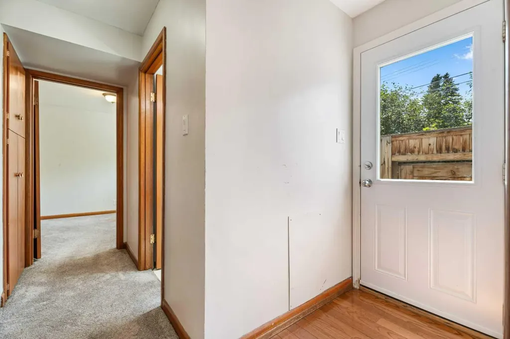 77 Winslow Crescent SW Calgary AB T3C 2R3