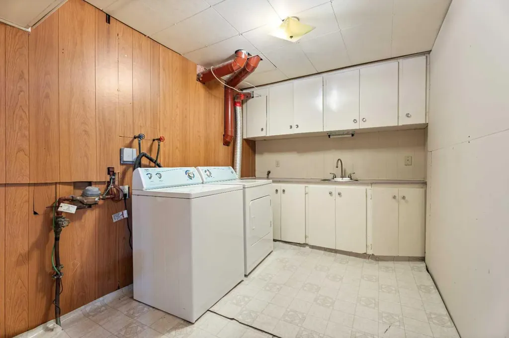 77 Winslow Crescent SW Calgary AB T3C 2R3