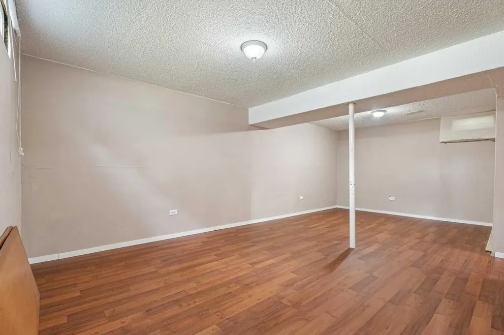 77 Winslow Crescent SW Calgary AB T3C 2R3