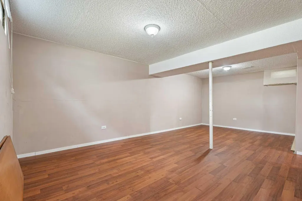 77 Winslow Crescent SW Calgary AB T3C 2R3