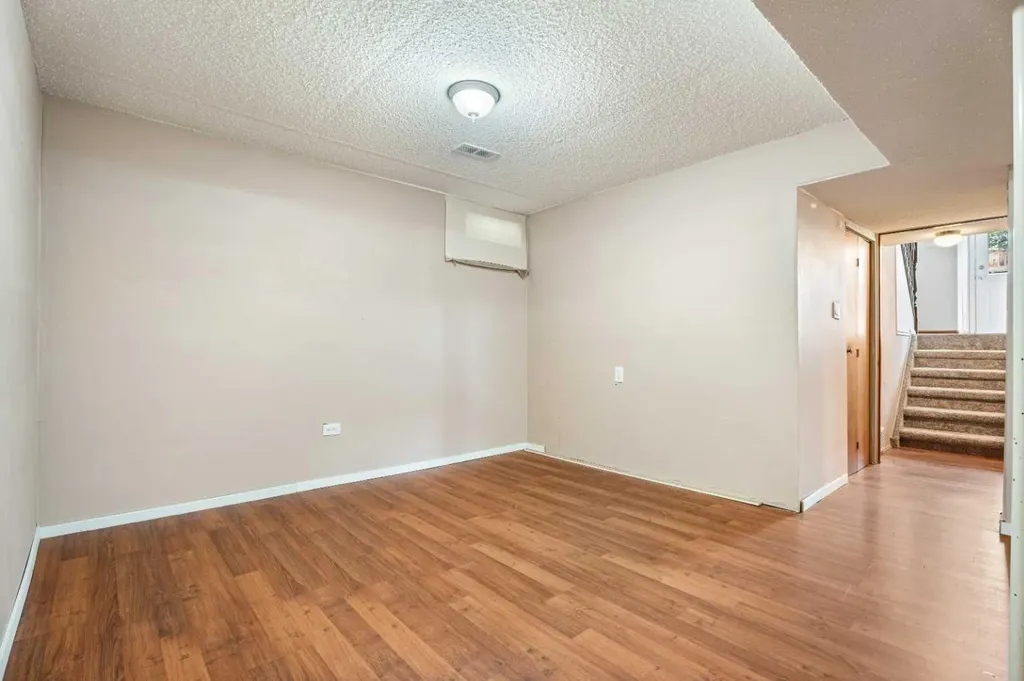 77 Winslow Crescent SW Calgary AB T3C 2R3