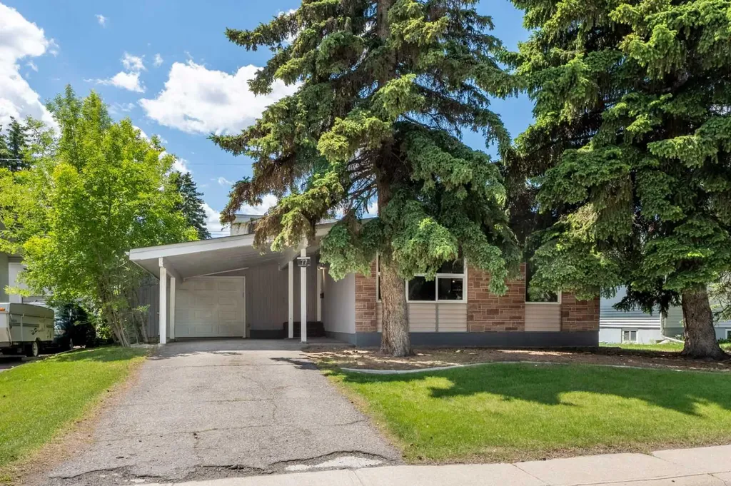 77 Winslow Crescent SW Calgary AB T3C 2R3