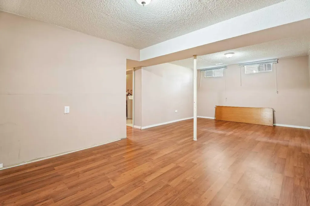 77 Winslow Crescent SW Calgary AB T3C 2R3