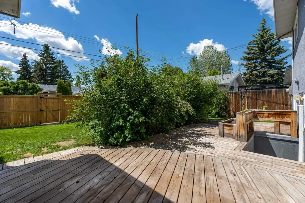 77 Winslow Crescent SW Calgary AB T3C 2R3