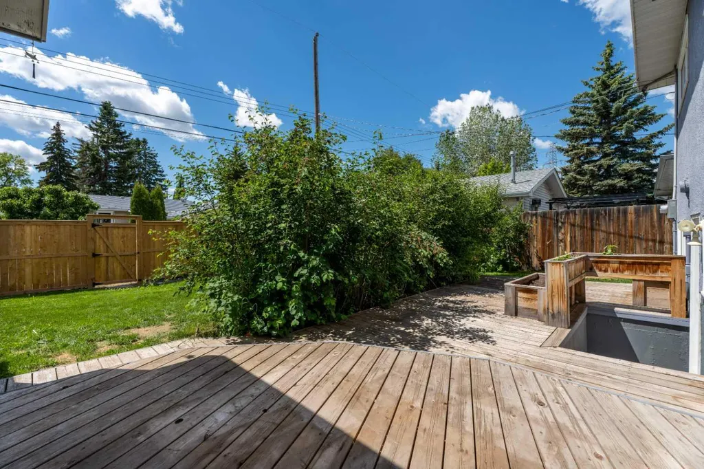 77 Winslow Crescent SW Calgary AB T3C 2R3