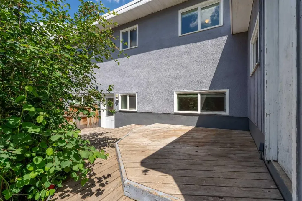 77 Winslow Crescent SW Calgary AB T3C 2R3