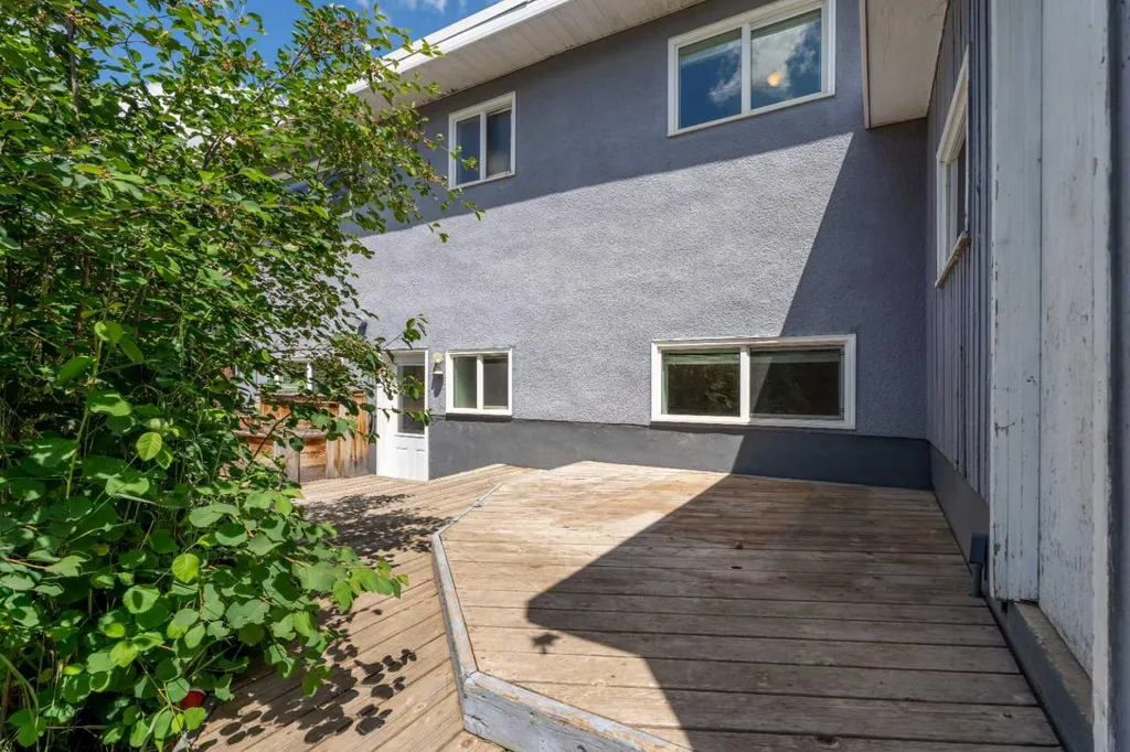 77 Winslow Crescent SW Calgary AB T3C 2R3