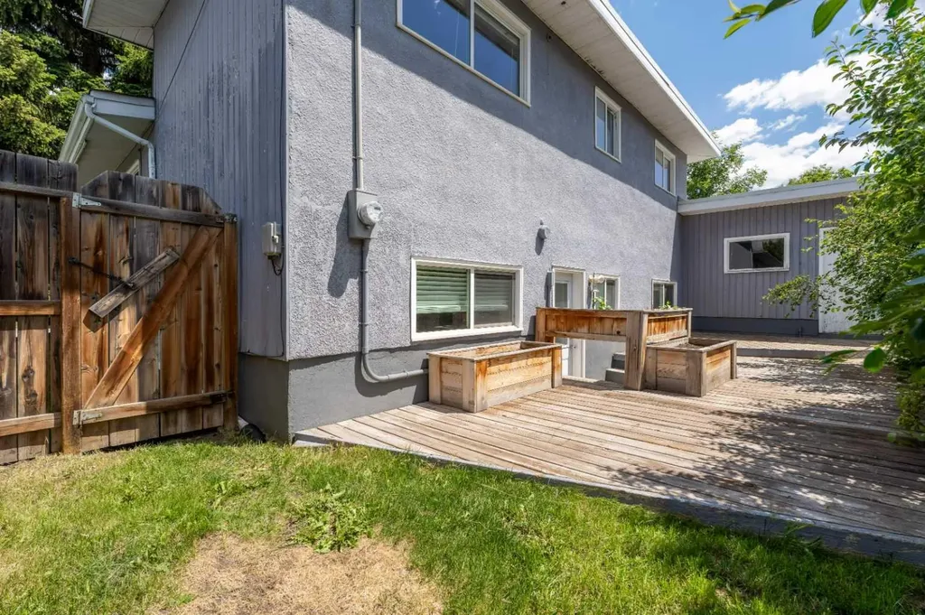 77 Winslow Crescent SW Calgary AB T3C 2R3