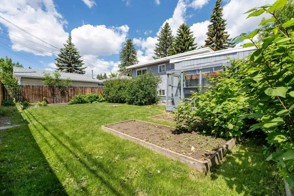 77 Winslow Crescent SW Calgary AB T3C 2R3