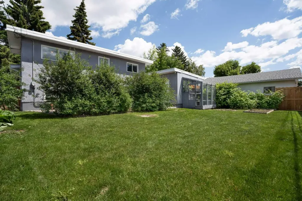77 Winslow Crescent SW Calgary AB T3C 2R3