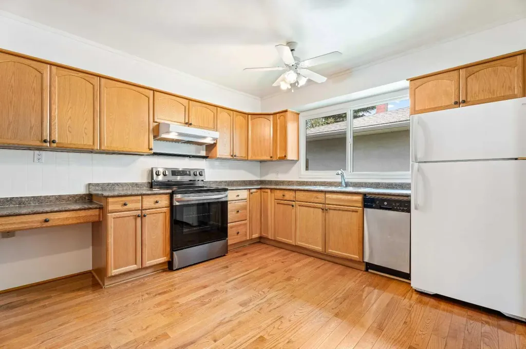 77 Winslow Crescent SW Calgary AB T3C 2R3