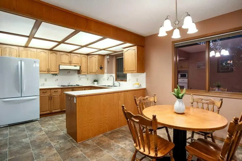 42 Edgeland Close NW Calgary AB T3A 3B1