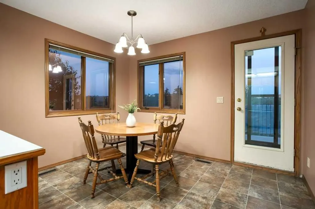 42 Edgeland Close NW Calgary AB T3A 3B1
