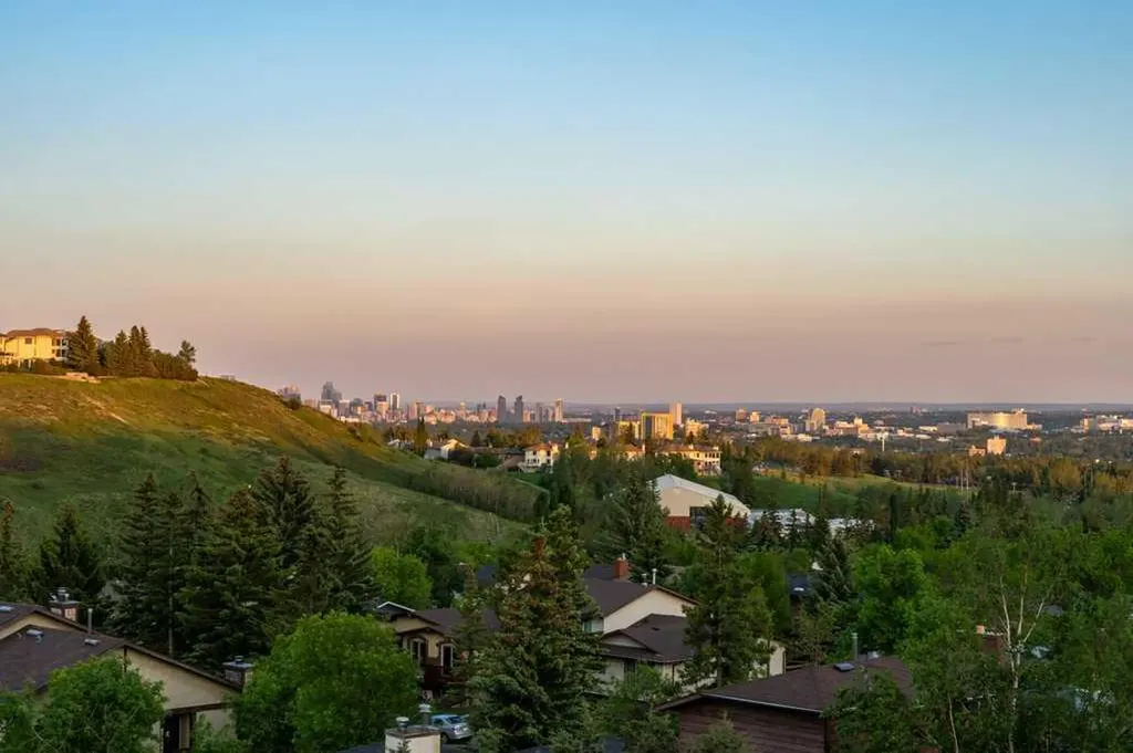 42 Edgeland Close NW Calgary AB T3A 3B1