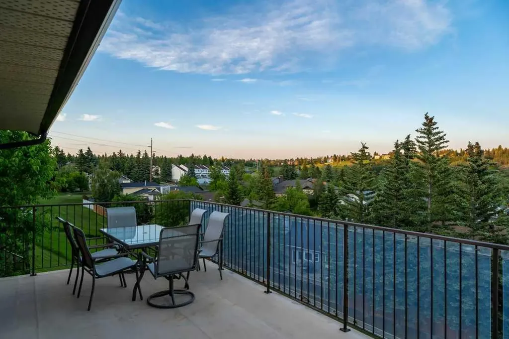 42 Edgeland Close NW Calgary AB T3A 3B1