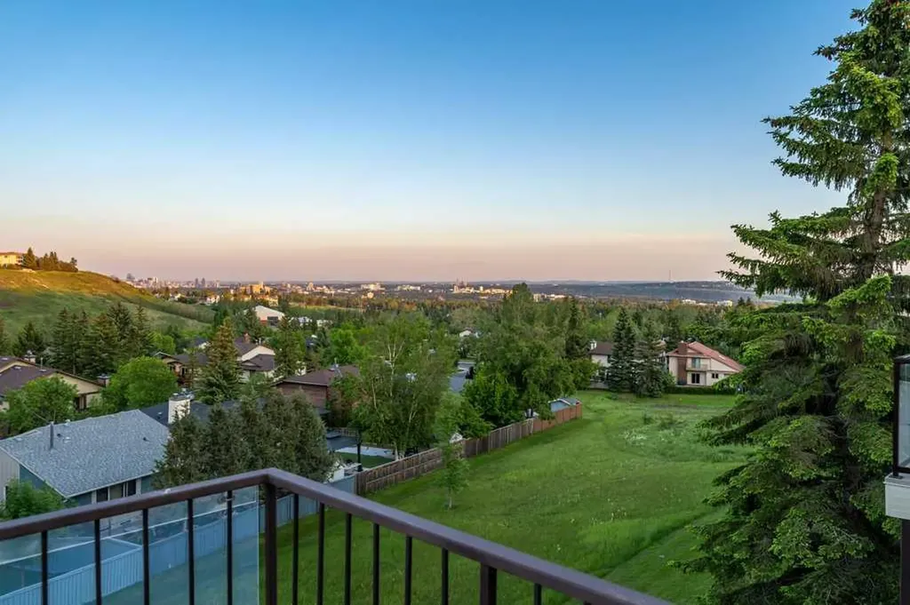 42 Edgeland Close NW Calgary AB T3A 3B1
