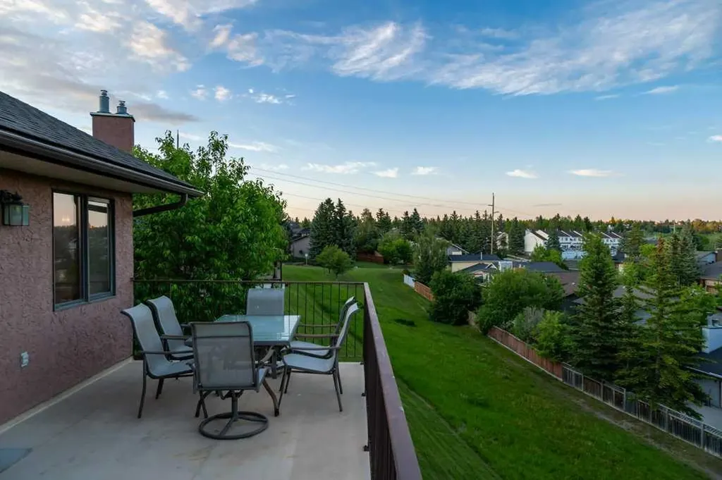 42 Edgeland Close NW Calgary AB T3A 3B1