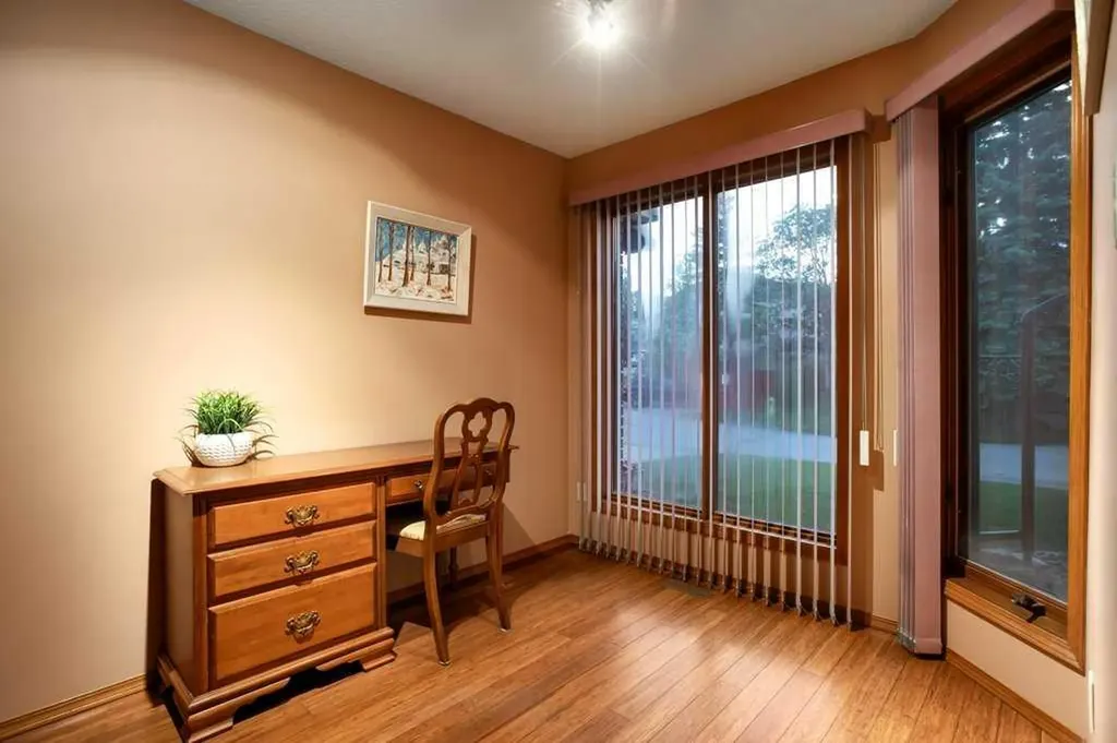 42 Edgeland Close NW Calgary AB T3A 3B1