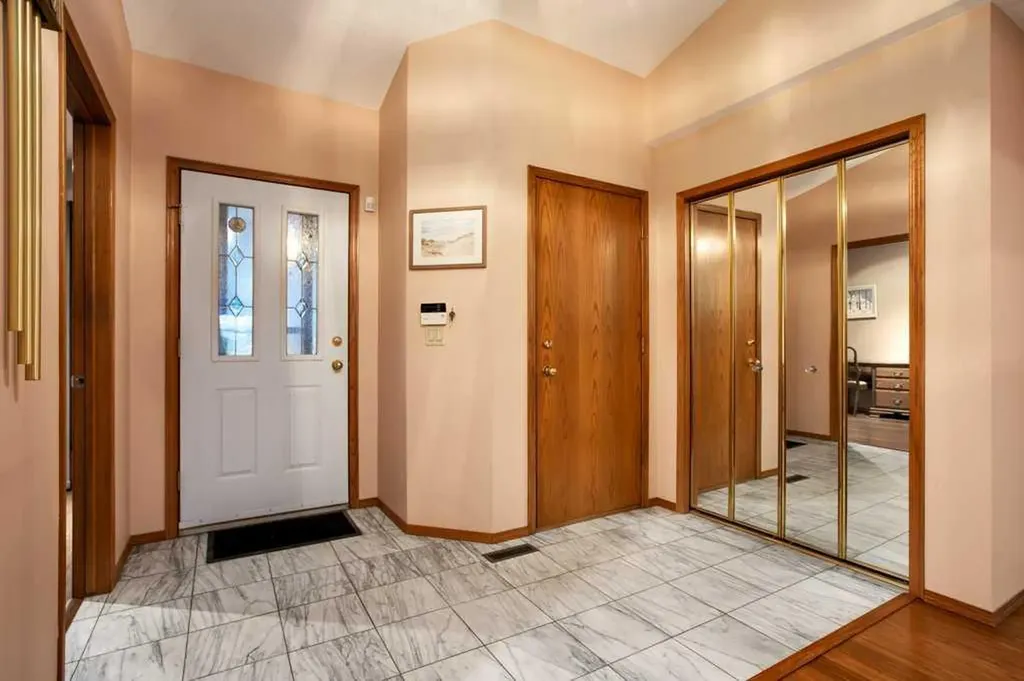 42 Edgeland Close NW Calgary AB T3A 3B1