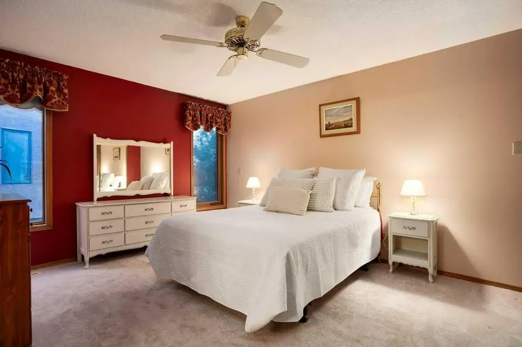 42 Edgeland Close NW Calgary AB T3A 3B1