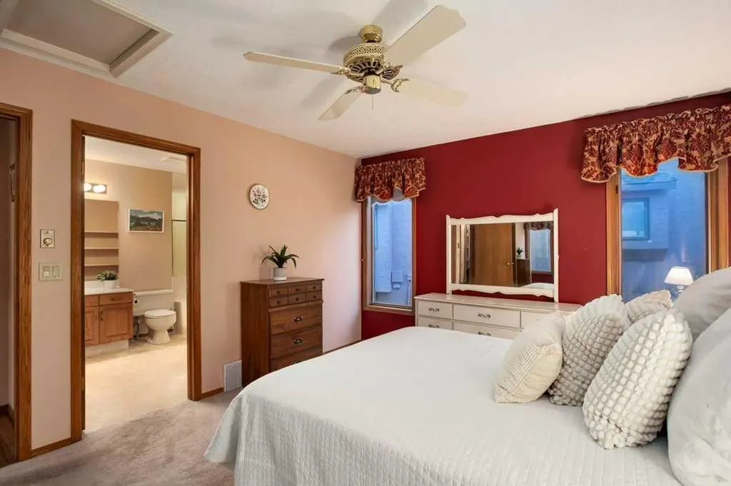 42 Edgeland Close NW Calgary AB T3A 3B1