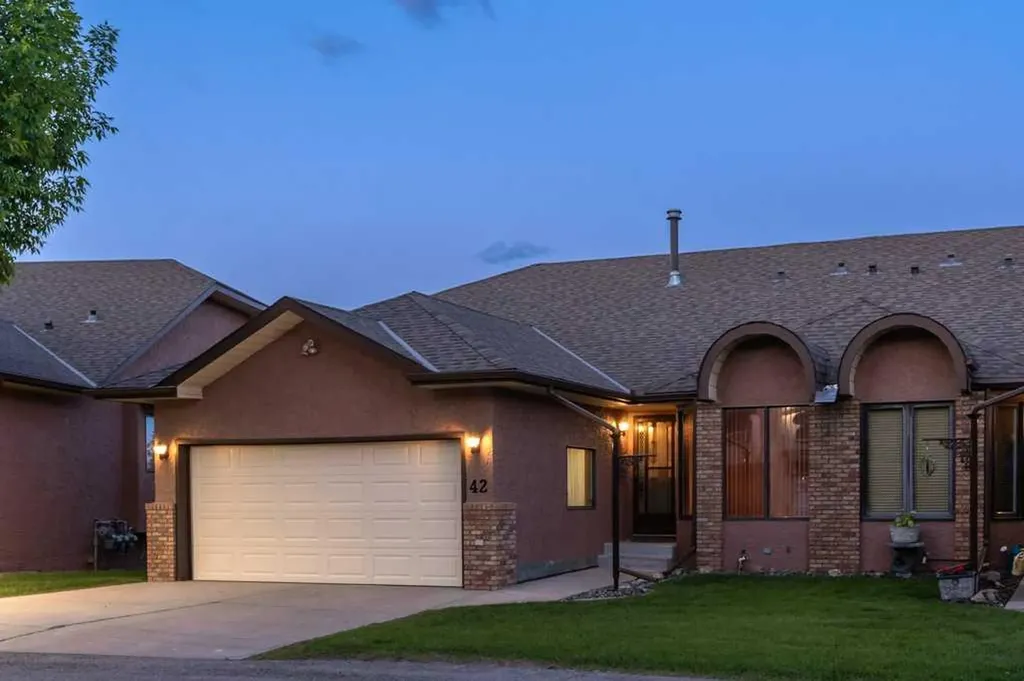 42 Edgeland Close NW Calgary AB T3A 3B1