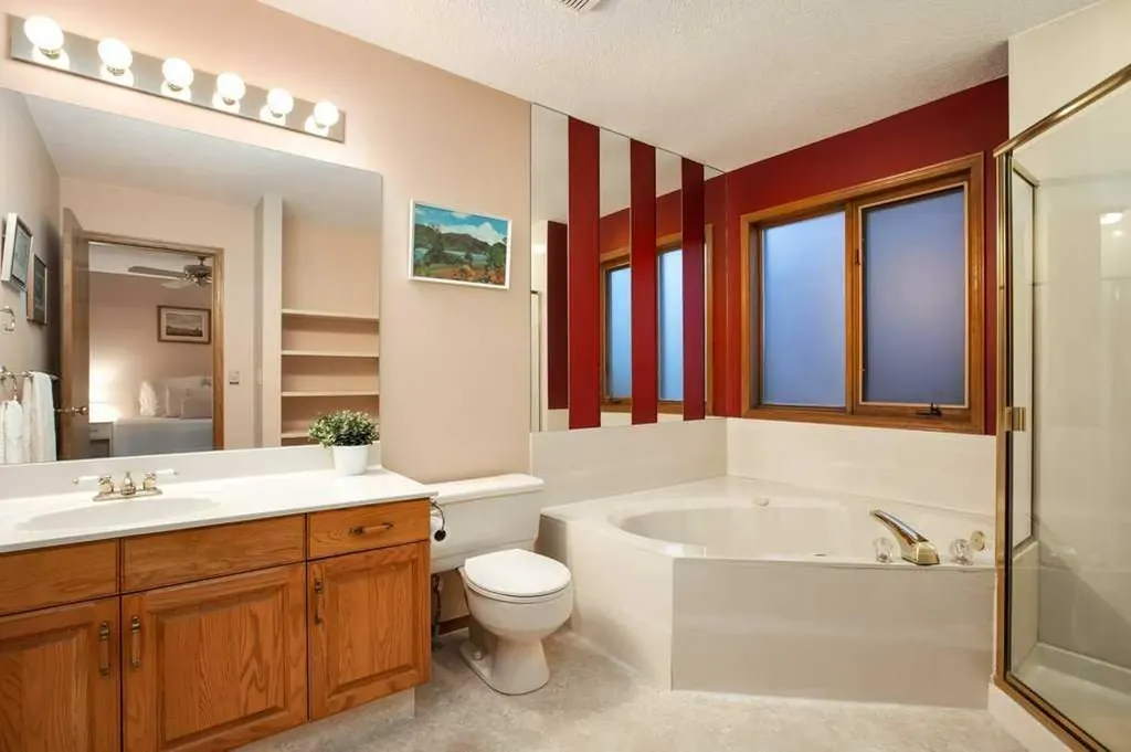 42 Edgeland Close NW Calgary AB T3A 3B1