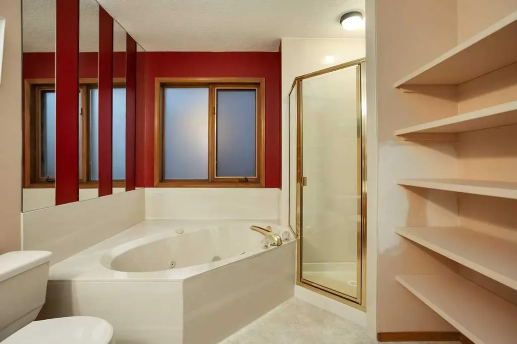 42 Edgeland Close NW Calgary AB T3A 3B1