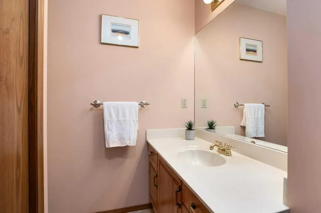 42 Edgeland Close NW Calgary AB T3A 3B1