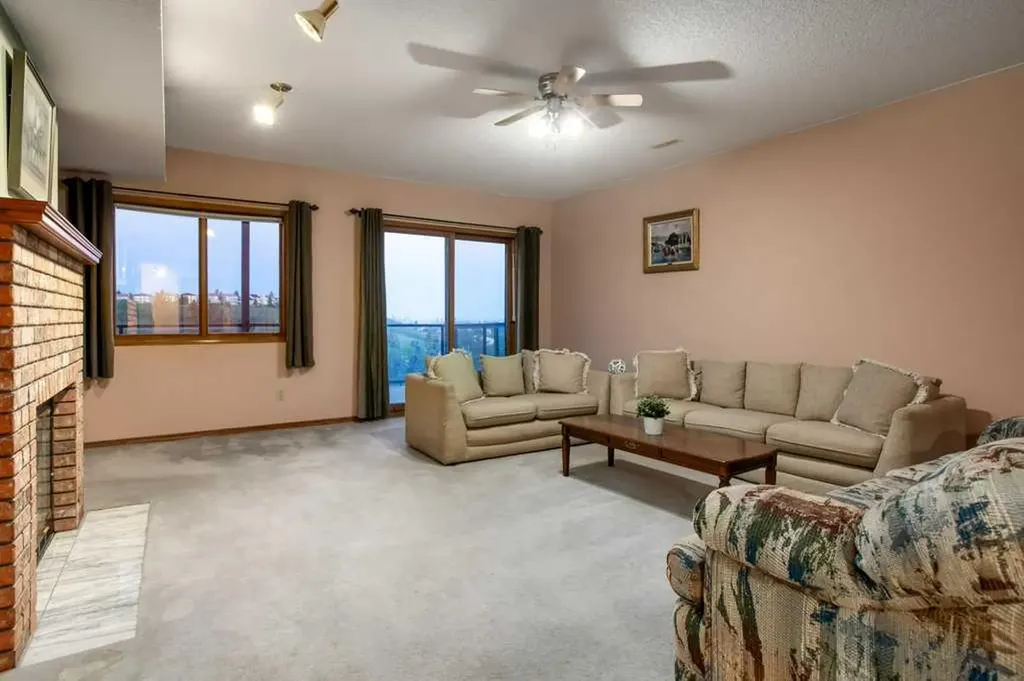 42 Edgeland Close NW Calgary AB T3A 3B1
