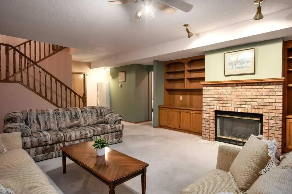 42 Edgeland Close NW Calgary AB T3A 3B1