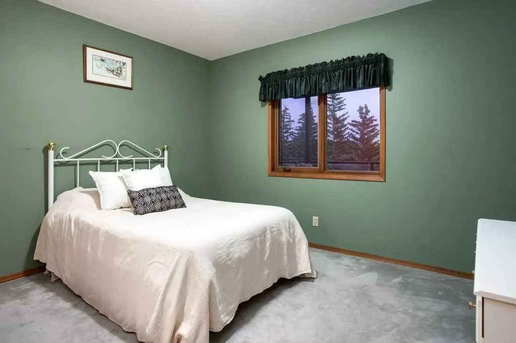 42 Edgeland Close NW Calgary AB T3A 3B1