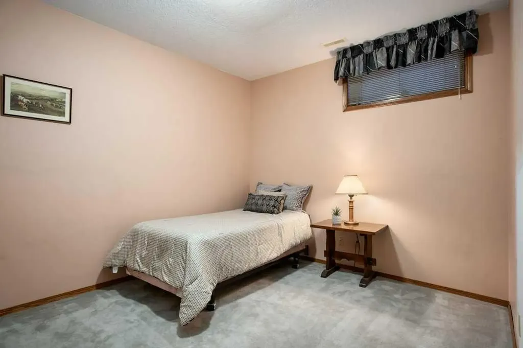 42 Edgeland Close NW Calgary AB T3A 3B1