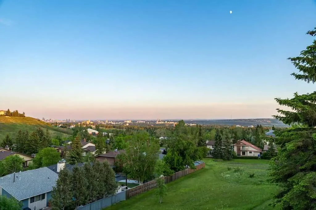 42 Edgeland Close NW Calgary AB T3A 3B1