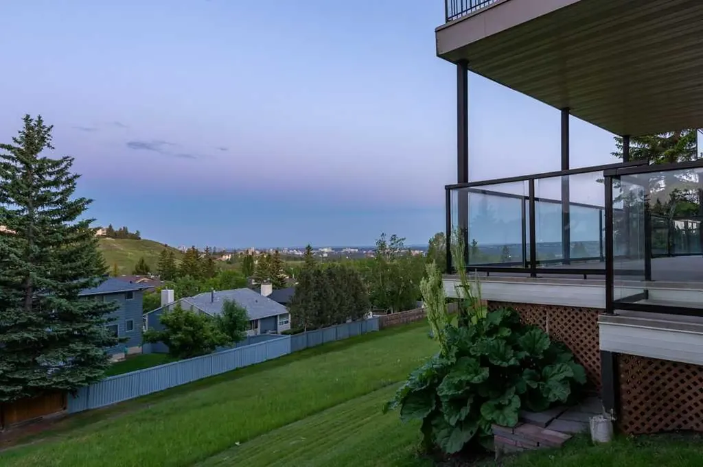 42 Edgeland Close NW Calgary AB T3A 3B1