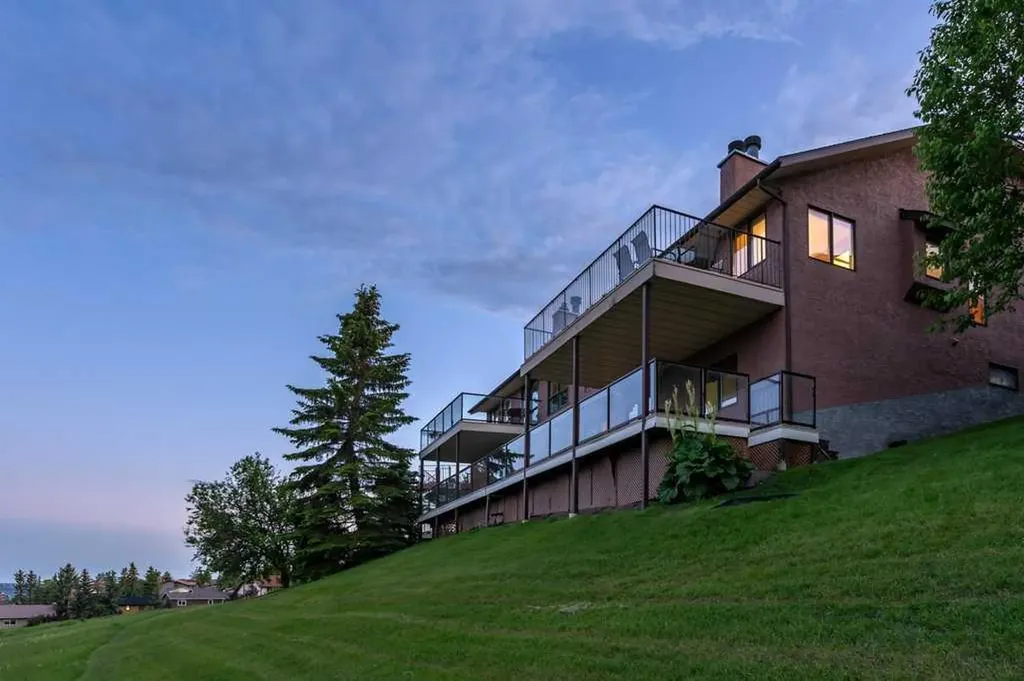 42 Edgeland Close NW Calgary AB T3A 3B1