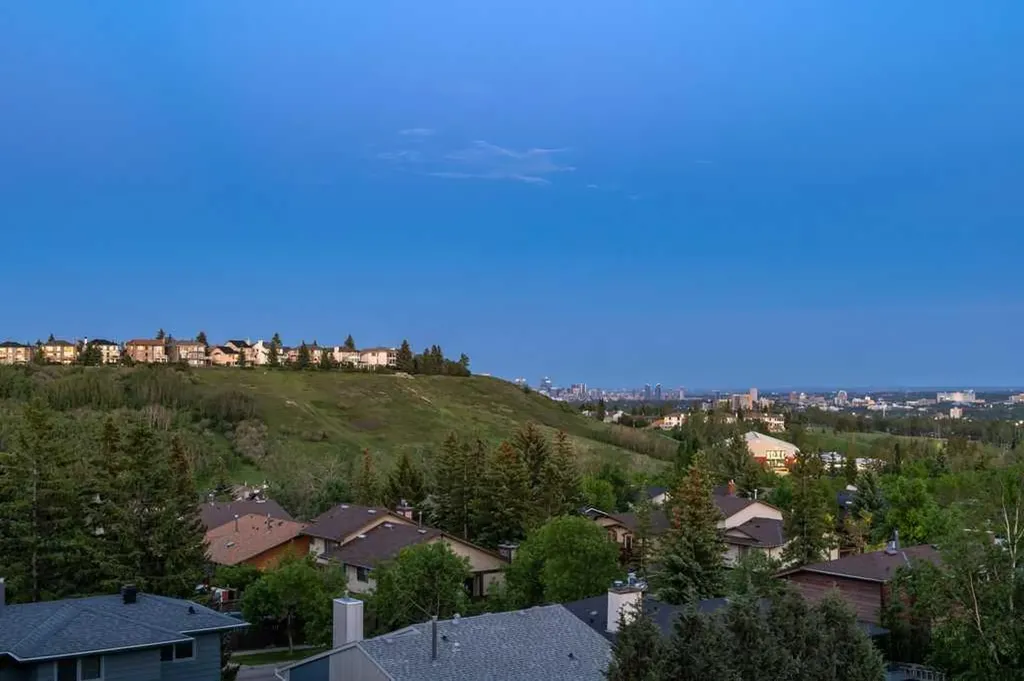 42 Edgeland Close NW Calgary AB T3A 3B1