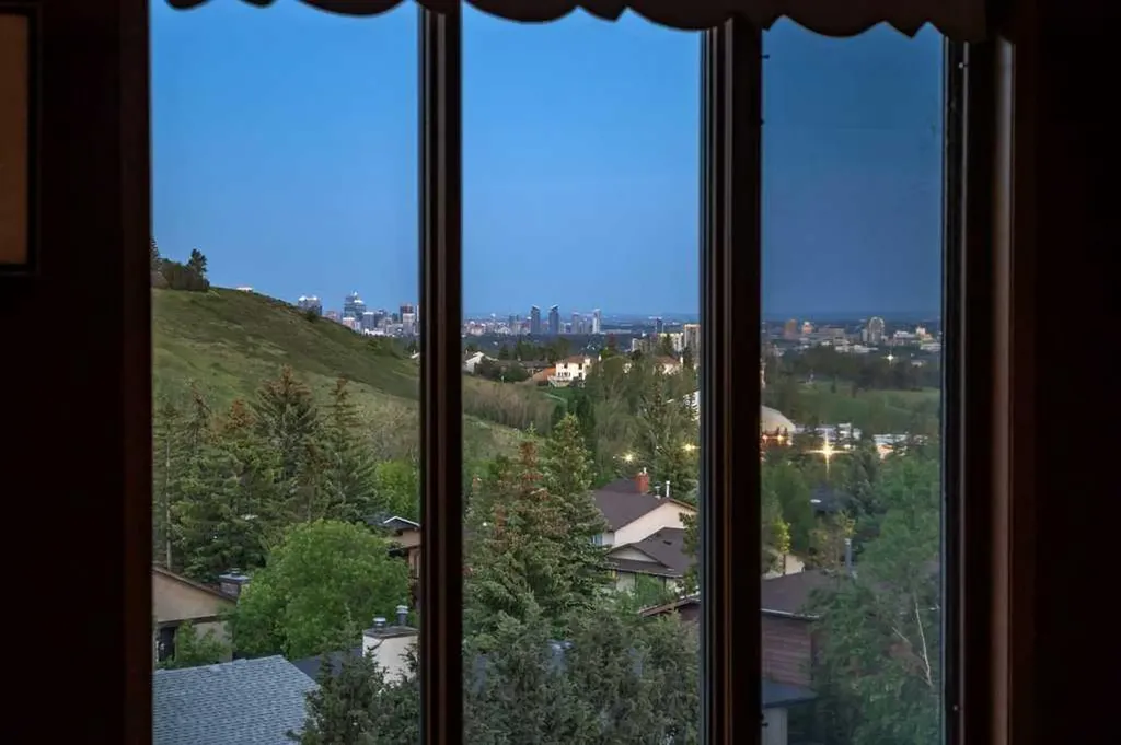 42 Edgeland Close NW Calgary AB T3A 3B1