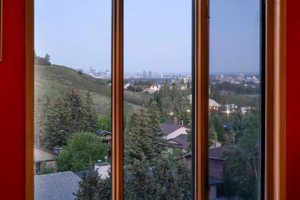 42 Edgeland Close NW Calgary AB T3A 3B1