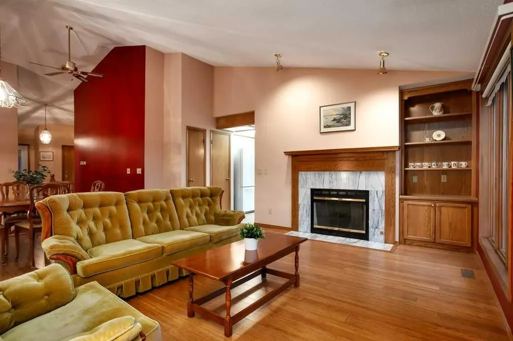 42 Edgeland Close NW Calgary AB T3A 3B1