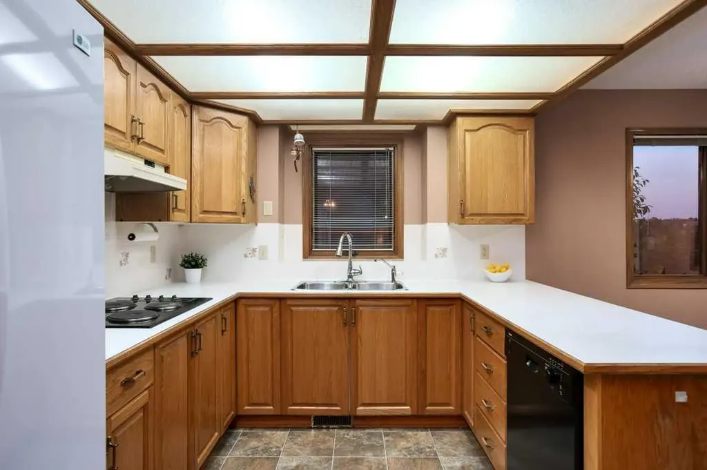42 Edgeland Close NW Calgary AB T3A 3B1