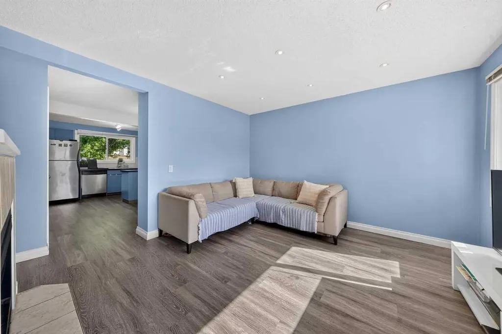 538 Woodbine Boulevard SW Calgary AB T2W4Z9