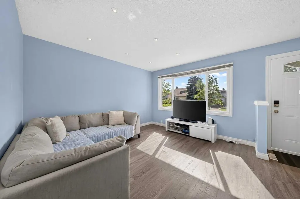538 Woodbine Boulevard SW Calgary AB T2W4Z9