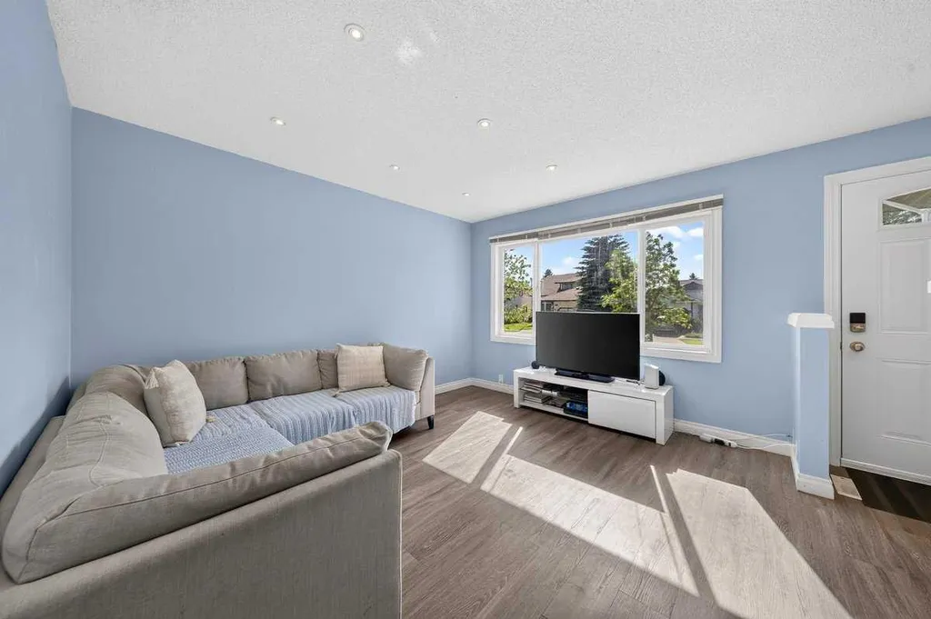 538 Woodbine Boulevard SW Calgary AB T2W4Z9