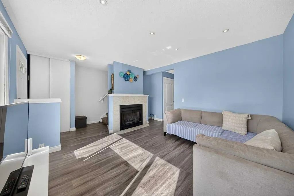 538 Woodbine Boulevard SW Calgary AB T2W4Z9